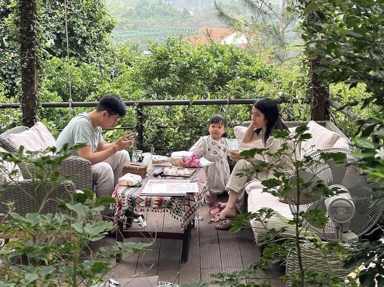 homestay ven ha noi can kiet phong trong nguoi dan keo nhau cam trai giua troi hinh 1