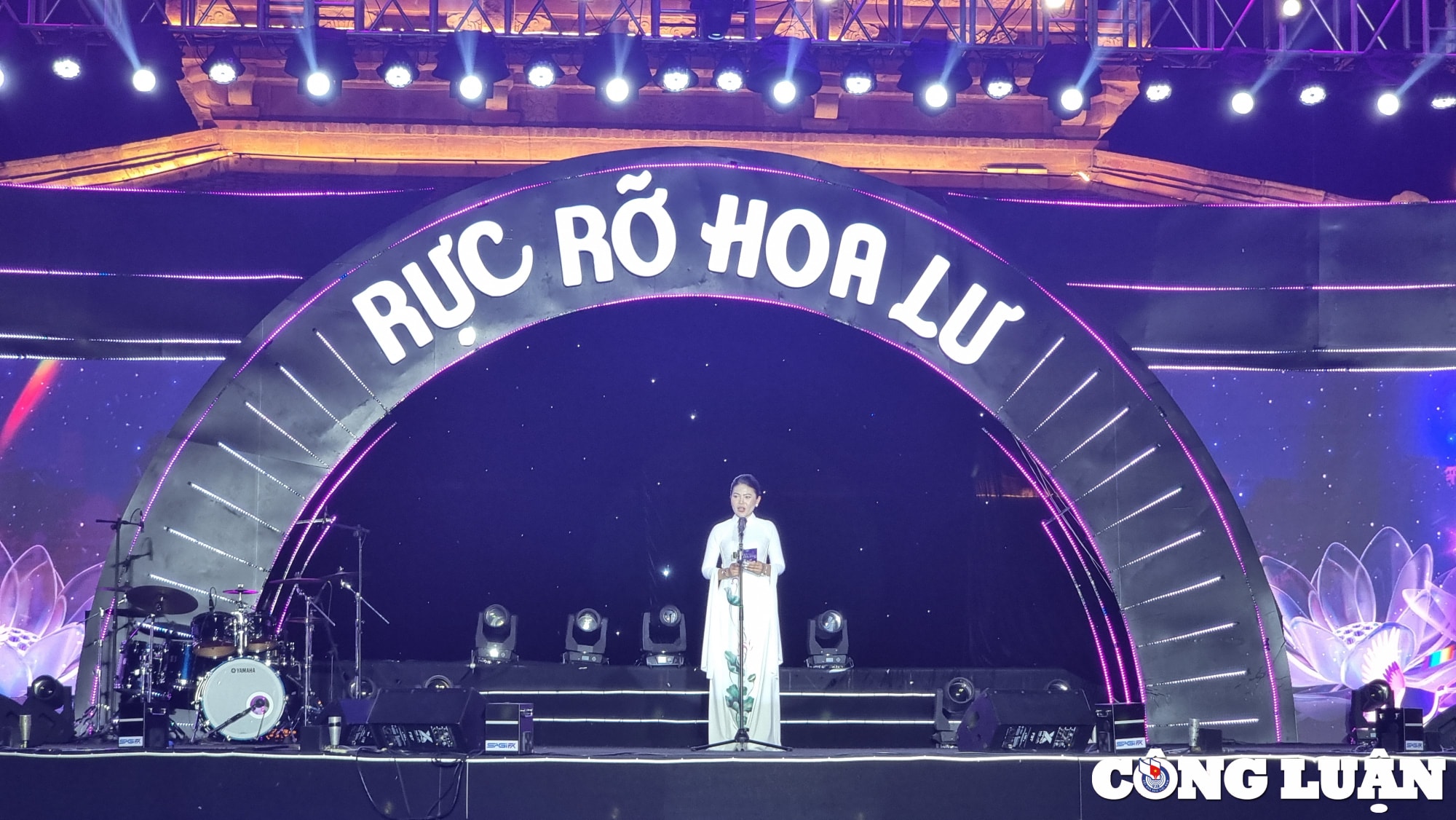 chuong trinh nghe thuat ruc ro hoa lu dan ninh binh ngoi thuyen xem hoi hinh 1