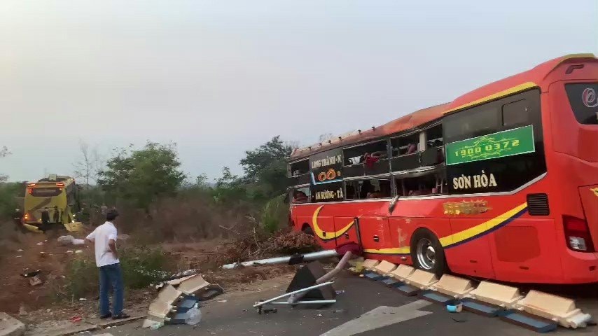 vu tai nan giua 2 xe khach khien 18 nguoi thuong vong o gia lai mot xe khach chay 86km h khi qua nga tu hinh 1