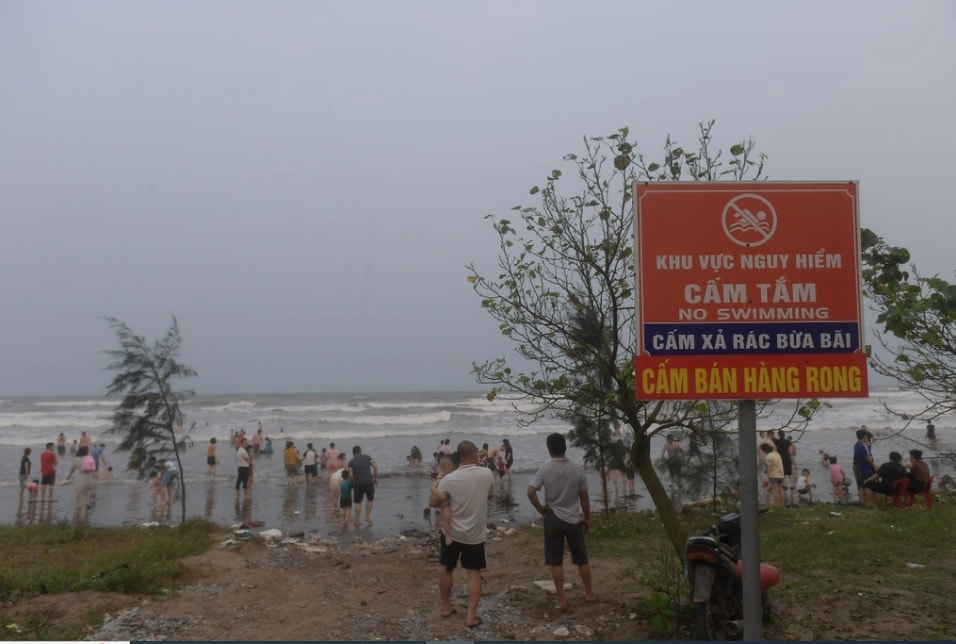 nam dinh hang tram nguoi tham gia thu don rac thai tai khu sinh thai rang dong hinh 3