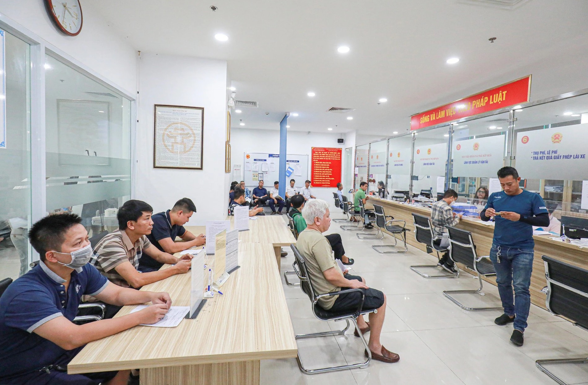 ha noi nguoi dan van tap trung dong tai 2 diem cap doi giay phep lai xe hinh 1