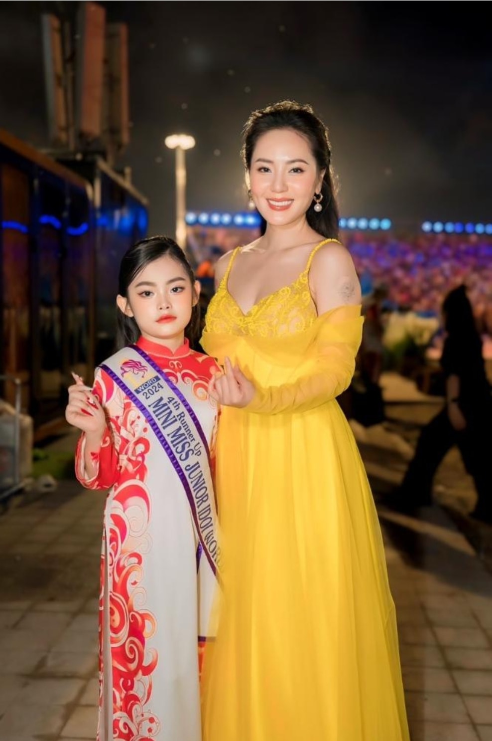 hoa hau nhi quoc te hieu anh va a hau nhi quoc te bao linh long lay tren san khau le hoi hoa phuong do hai phong hinh 13