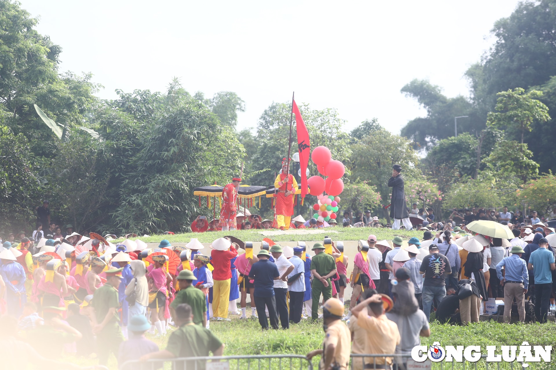 ha noi nguoi dan thich thu khi xem man tai hien tran danh cua thanh giong hinh 14