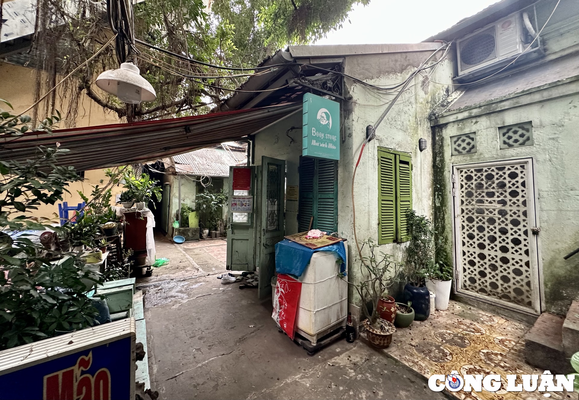 khong gian ben trong nha sach lau doi nhat o pho dinh le quan hoan kiem hinh 1