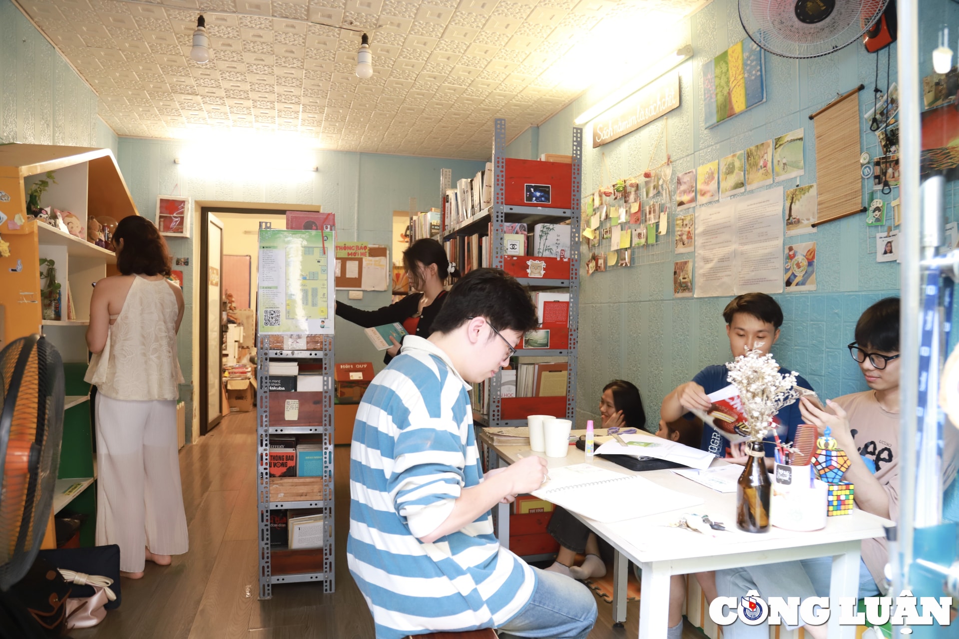 khong gian thu vien sach mien phi d free book giua long ha noi hinh 2