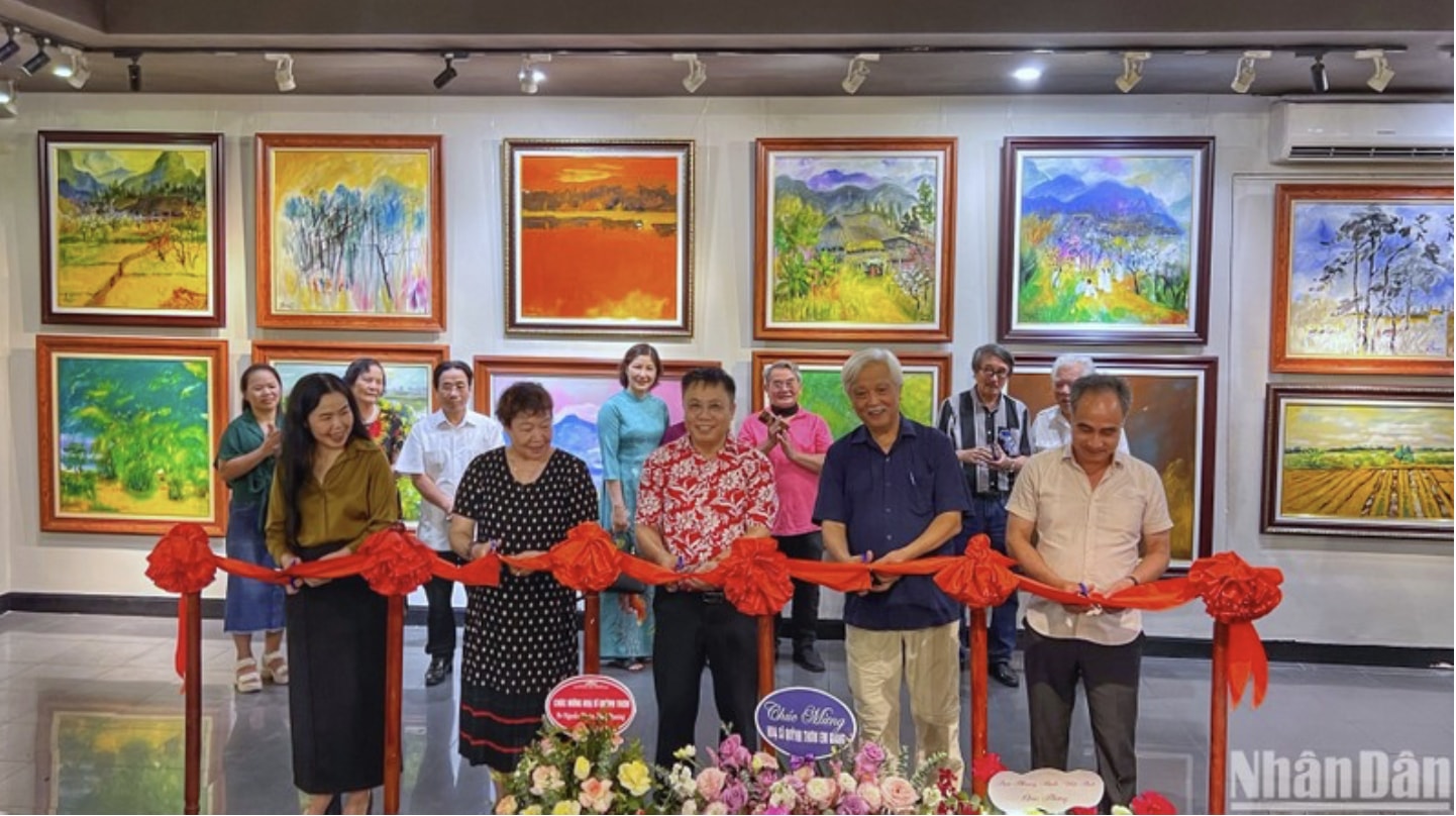 thuong lam tranh cua hoa si quynh thom qua trien lam sac que va ky hoa hinh 1