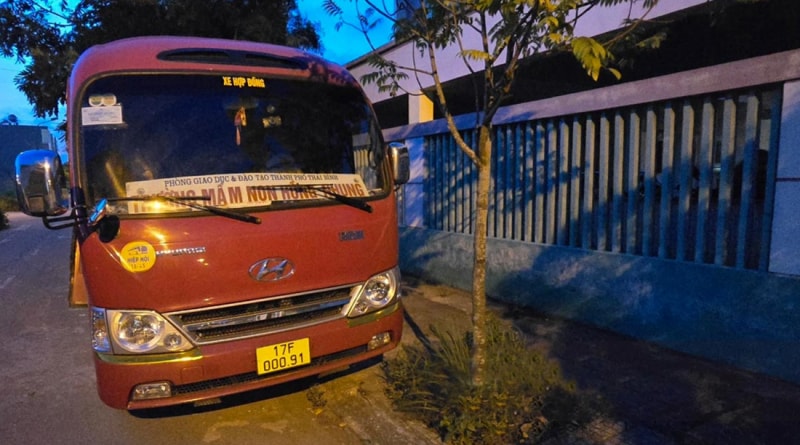 vu chau be bi bo quen tren xe o thai binh lai xe vua moi nhan viec hinh 1