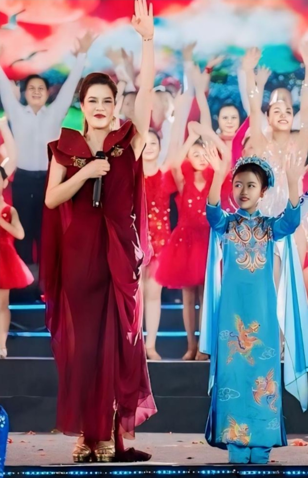 mau nhi minh chau khoe than thai rang ngoi cung hoa hau le hoang phuong tren san dien ton vinh ban sac viet hinh 8
