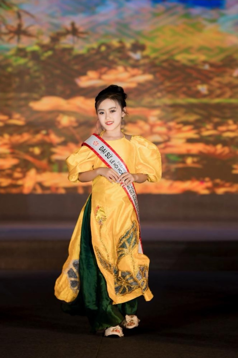 mau nhi minh chau khoe than thai rang ngoi cung hoa hau le hoang phuong tren san dien ton vinh ban sac viet hinh 5