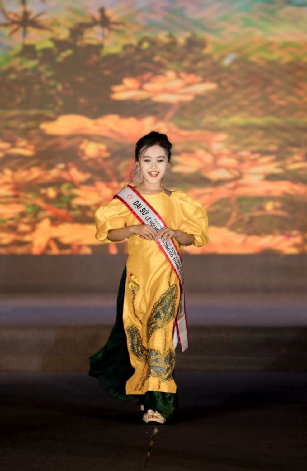 mau nhi minh chau khoe than thai rang ngoi cung hoa hau le hoang phuong tren san dien ton vinh ban sac viet hinh 4