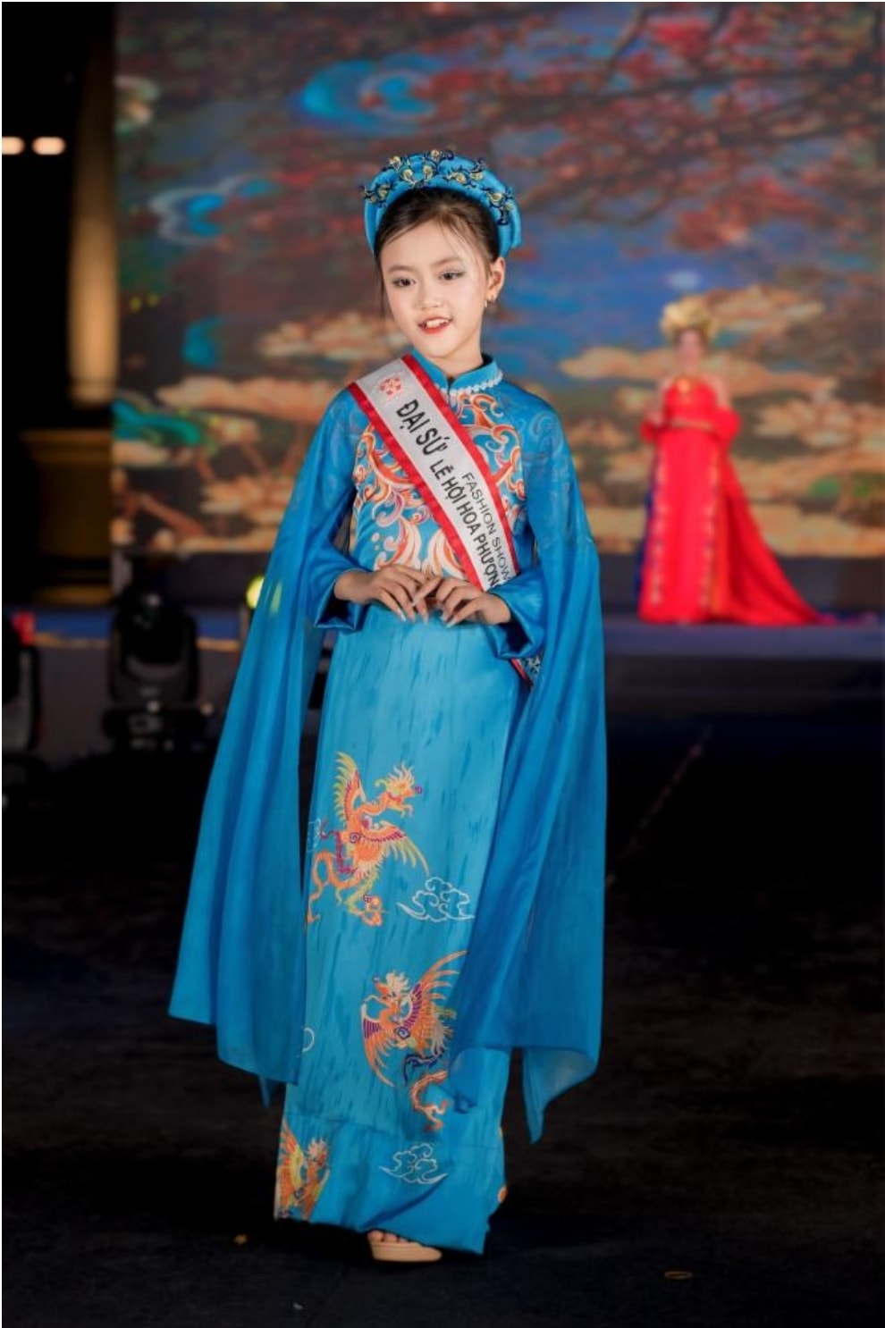 mau nhi minh chau khoe than thai rang ngoi cung hoa hau le hoang phuong tren san dien ton vinh ban sac viet hinh 2