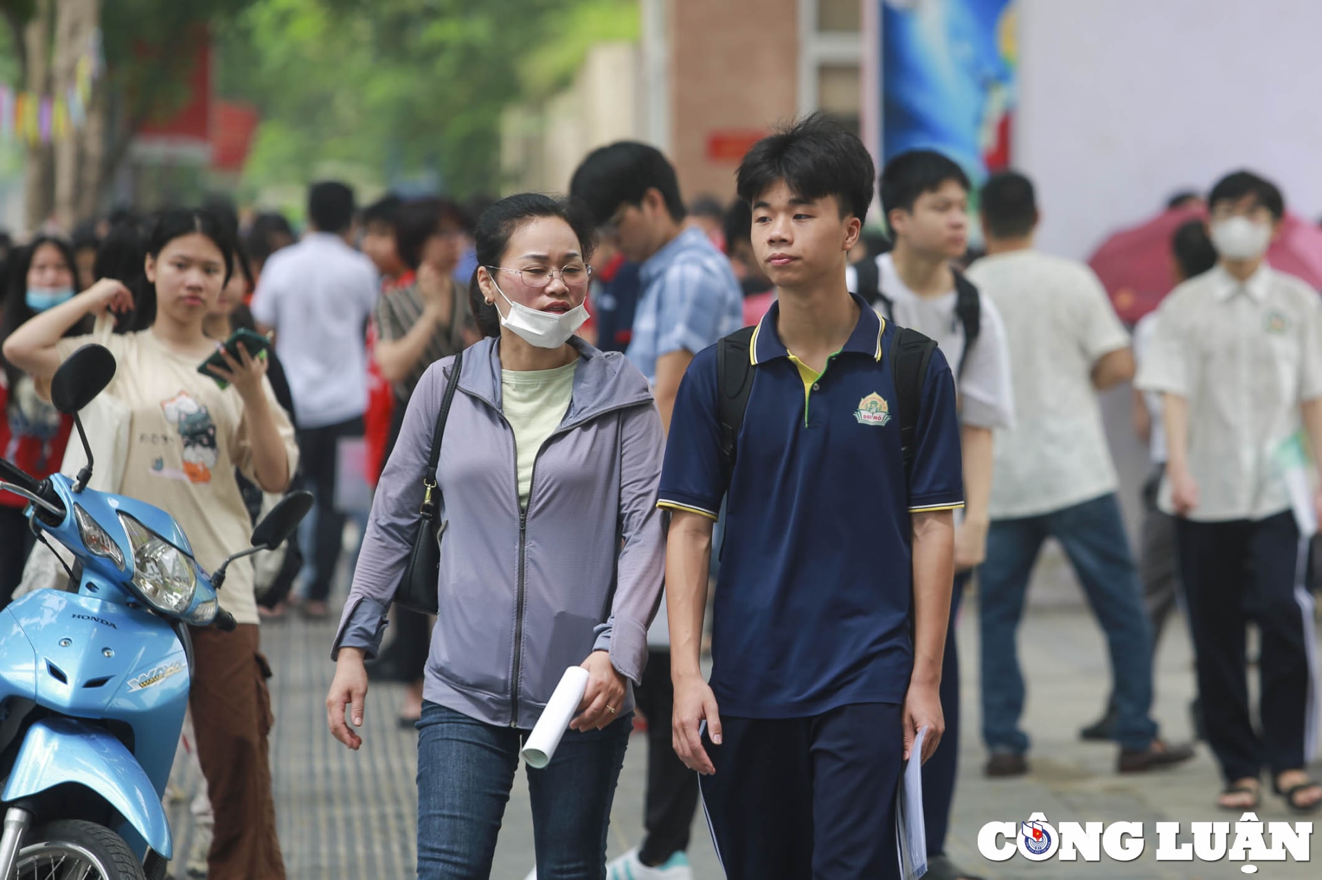 hinh anh thi sinh di lam thu tuc du thi len lop 10 o ha noi hinh 9