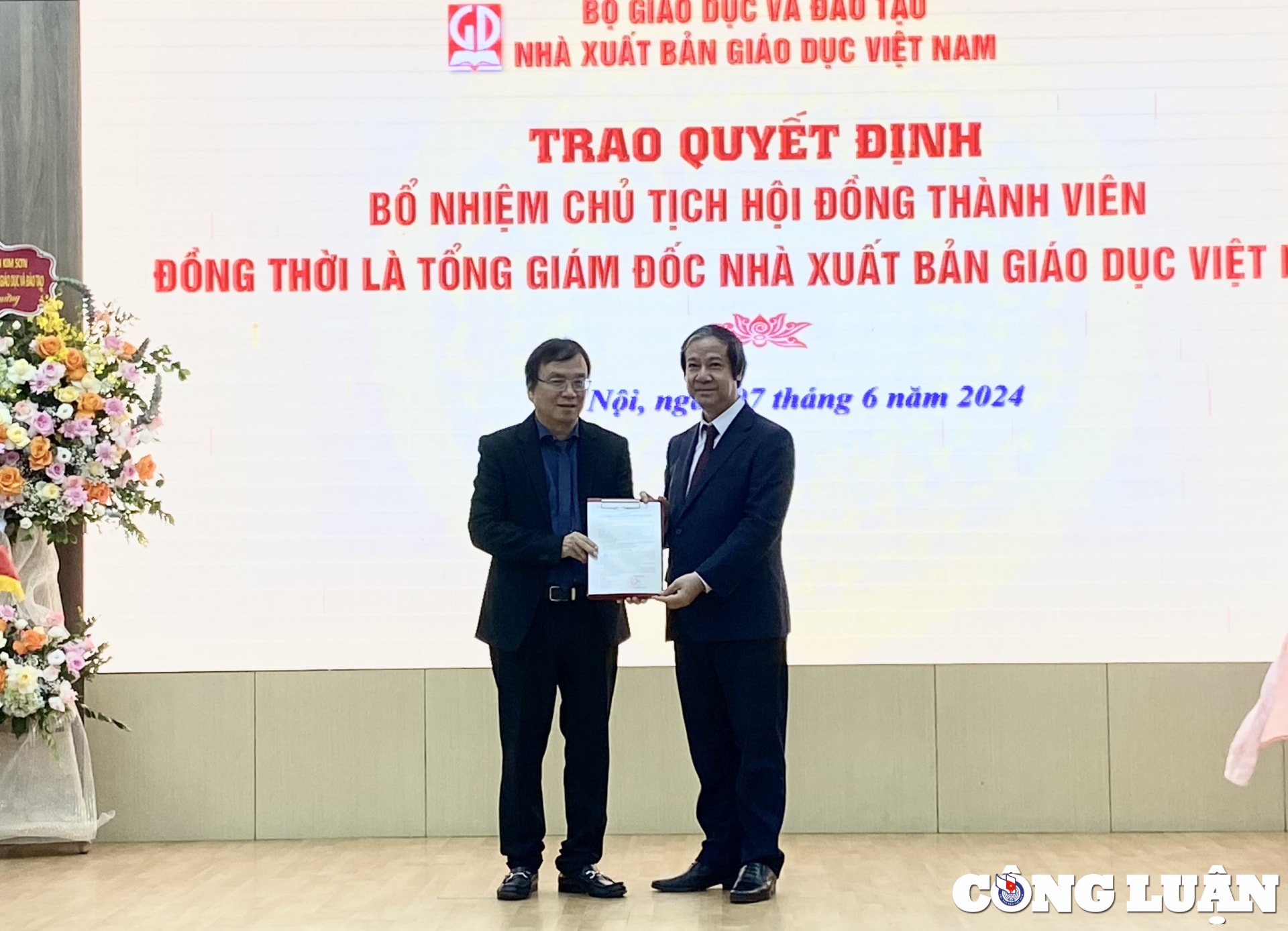 trao quyet dinh bo nhiem ong nguyen tien thanh giu chuc chu tich hdtv tong giam doc nha xuat ban giao duc viet nam hinh 1