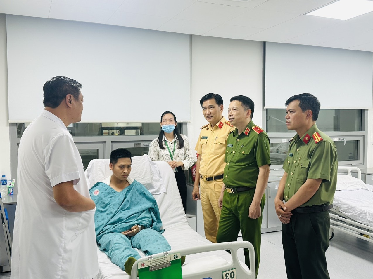 dai uy csgt ha noi bi tai xe xe tu che dam trong thuong khi lam nhiem vu hinh 1