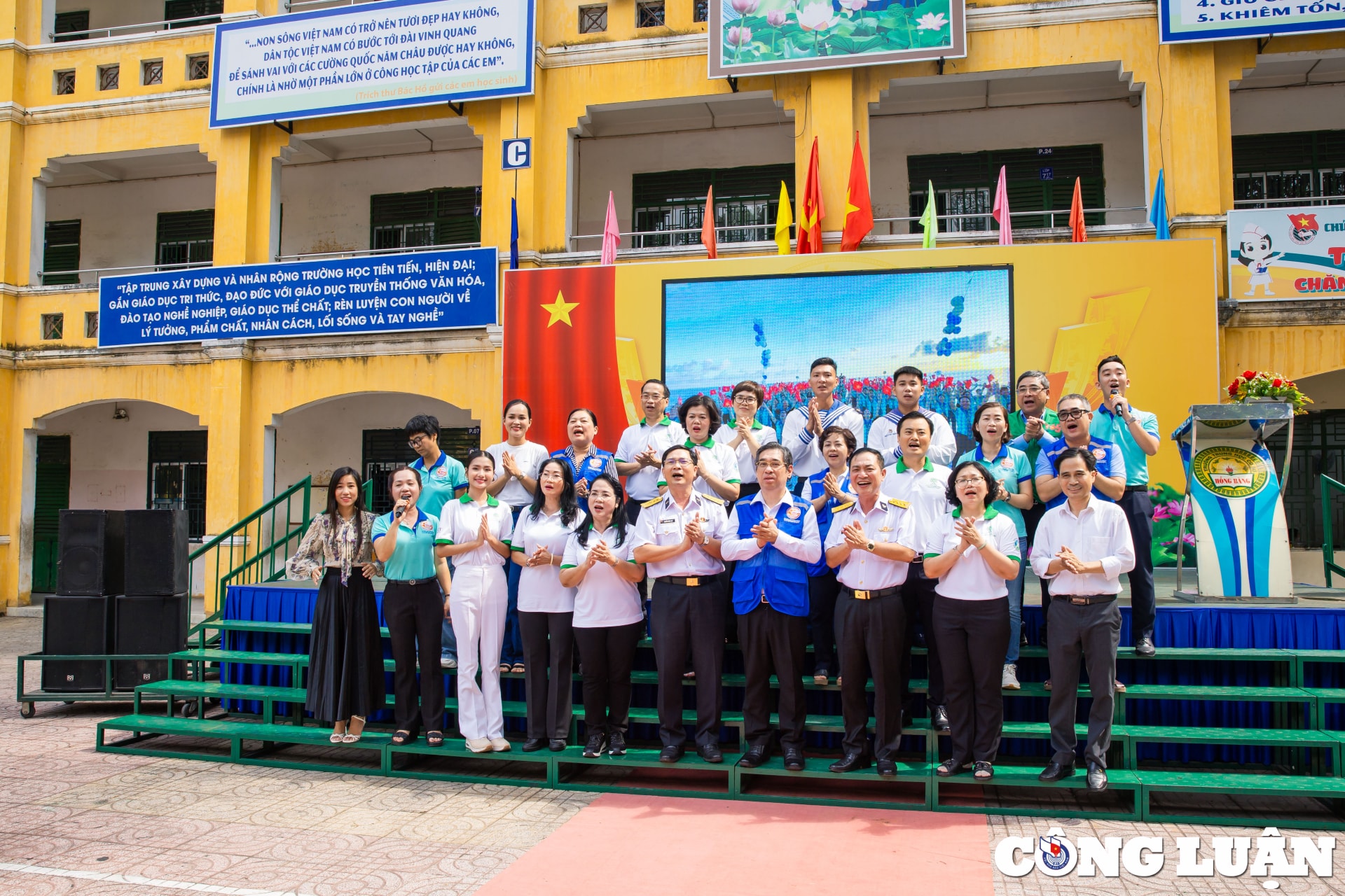hoa hau nguyen thanh ha tham gia hoat dong bao ve moi truong hinh 2