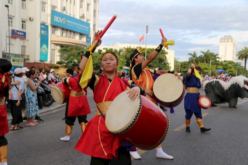 le hoi duong pho sac mau van hoa khuay dong co do hue hinh 1
