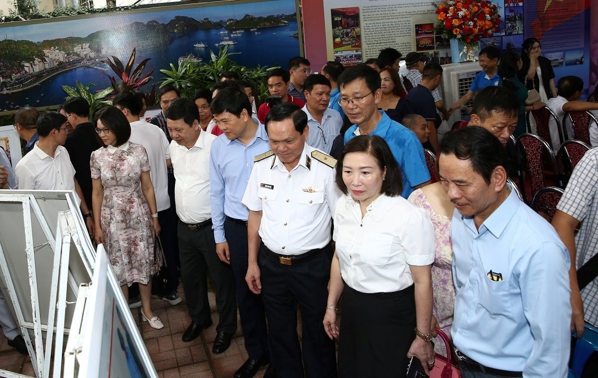hoi nha bao tp hai phong trung bay anh hai phong voi truong sa truong sa voi hai phong hinh 1