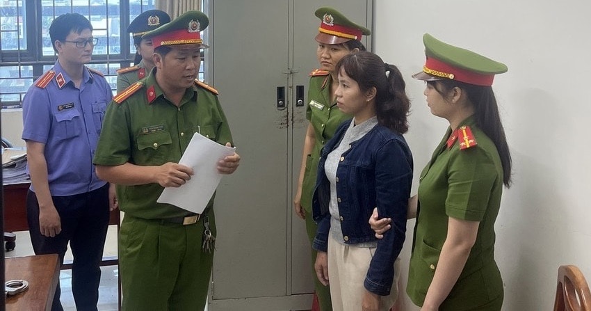 mot phu nu bi gia dinh chong cu bao hanh da man voi ly do tru ta hinh 1
