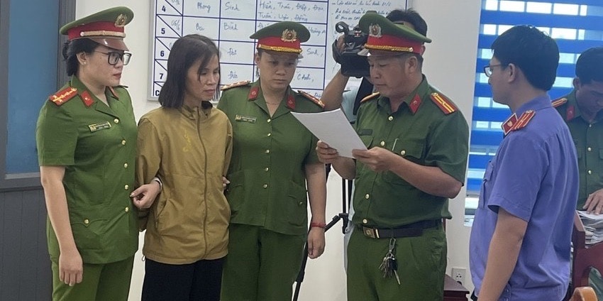mot phu nu bi gia dinh chong cu bao hanh da man voi ly do tru ta hinh 2