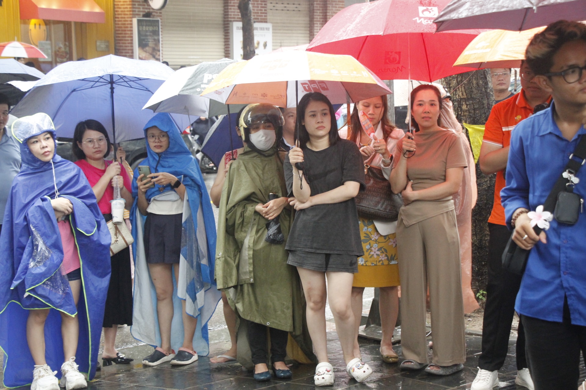 nhieu thi sinh va phu huynh ap luc sau buoi thi mon toan cua ky thi lop 10 cong lap ha noi hinh 2