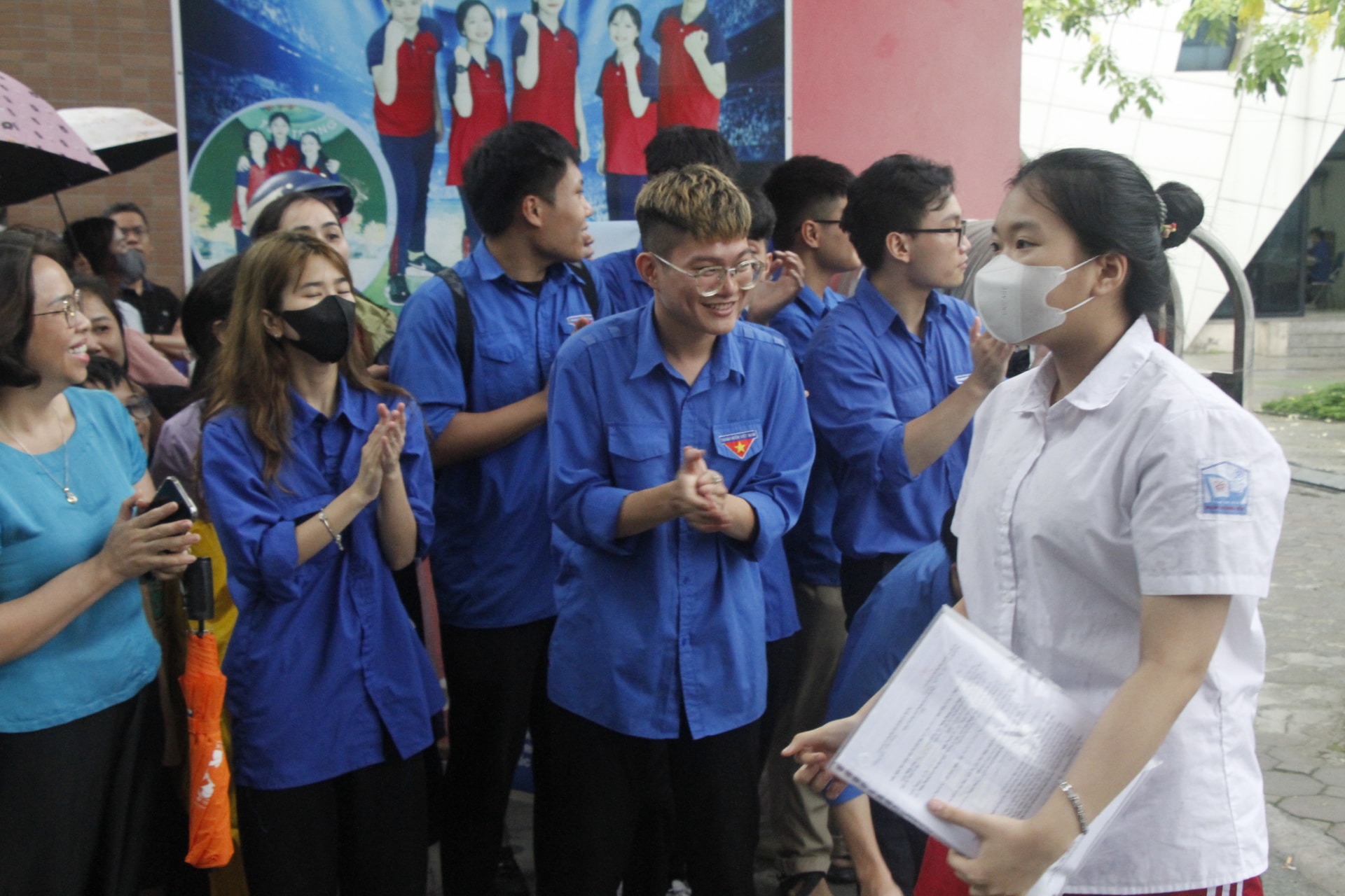 nhieu thi sinh va phu huynh ap luc sau buoi thi mon toan cua ky thi lop 10 cong lap ha noi hinh 3