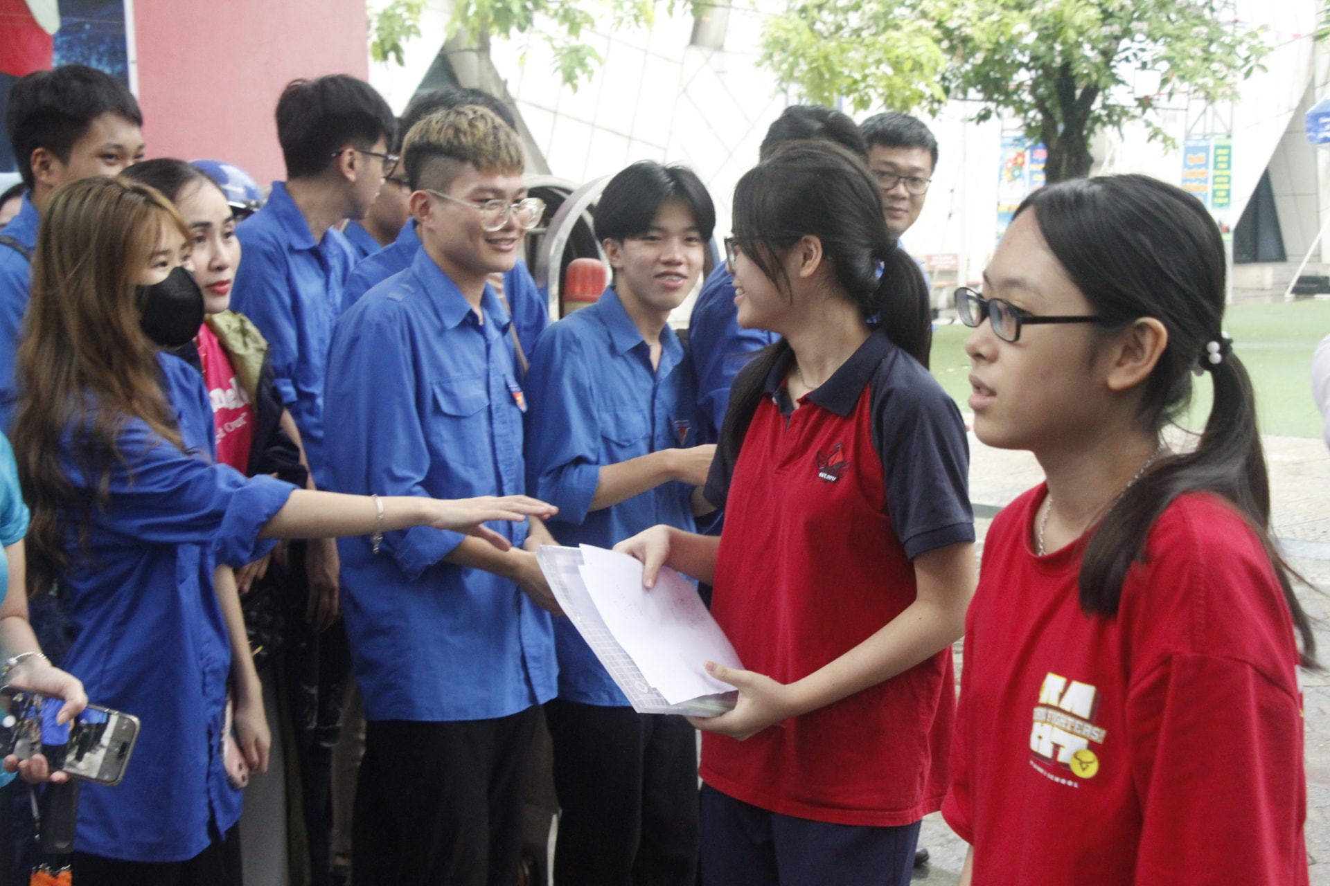 nhieu thi sinh va phu huynh ap luc sau buoi thi mon toan cua ky thi lop 10 cong lap ha noi hinh 1