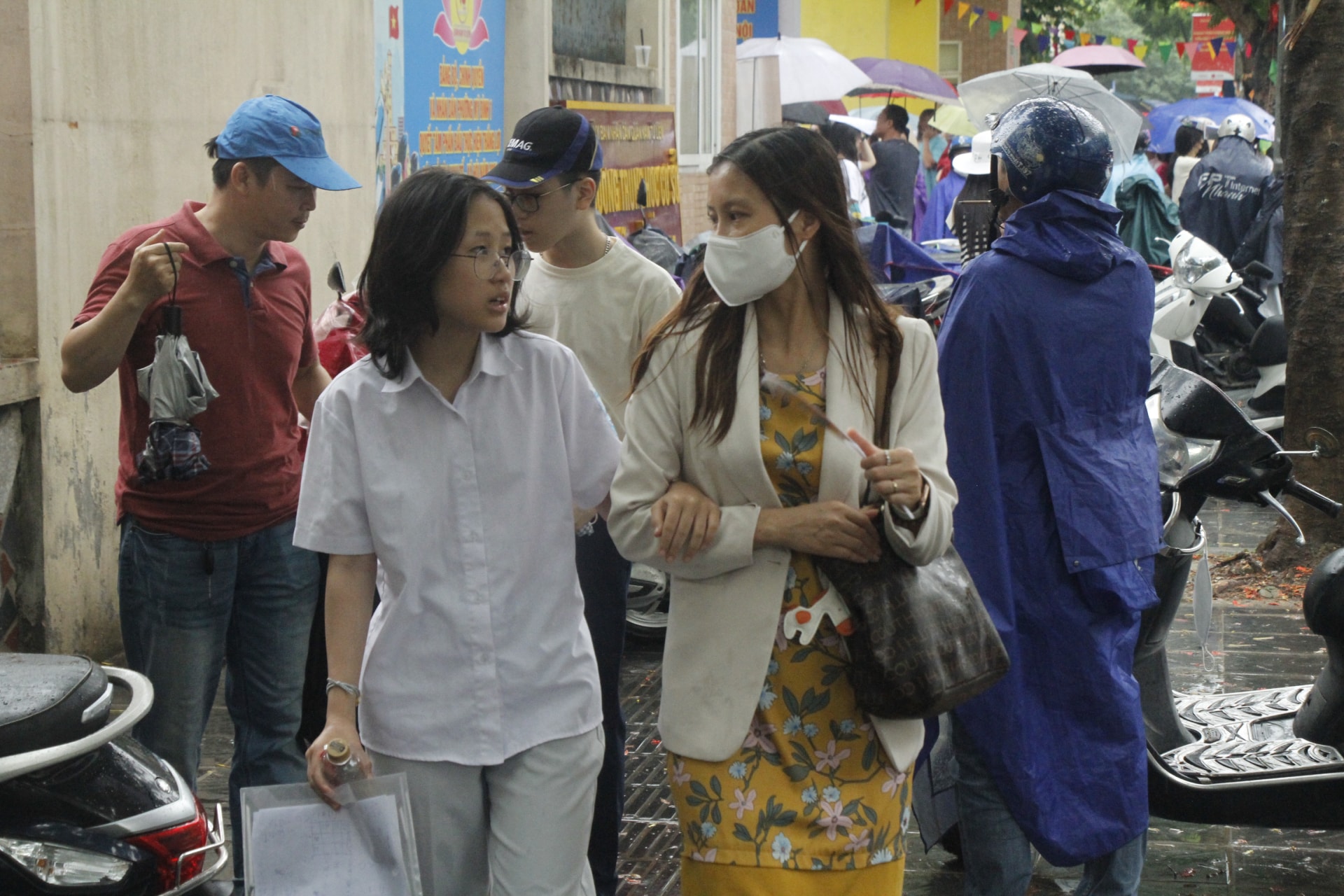 nhieu thi sinh va phu huynh ap luc sau buoi thi mon toan cua ky thi lop 10 cong lap ha noi hinh 4