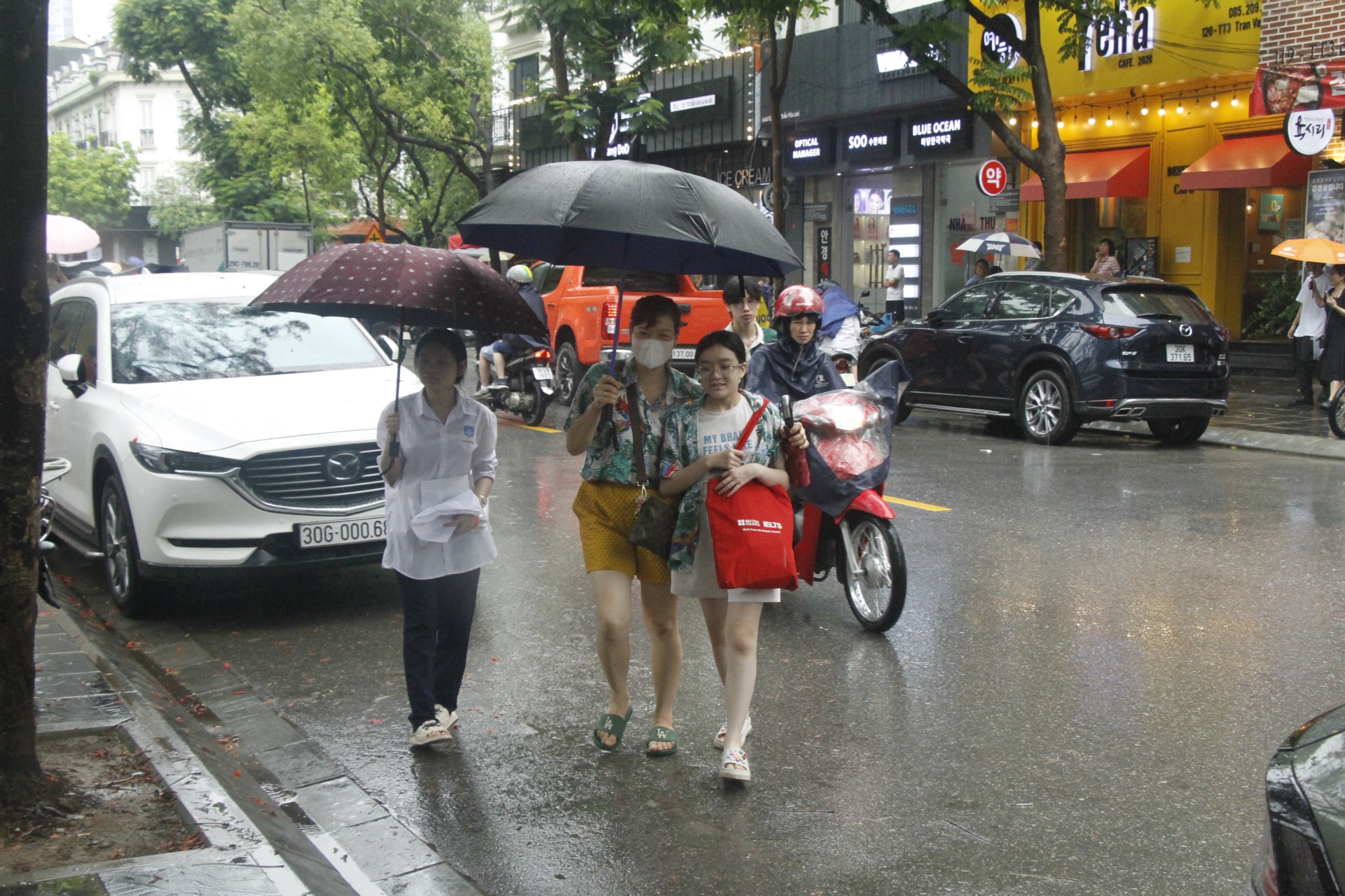 nhieu thi sinh va phu huynh ap luc sau buoi thi mon toan cua ky thi lop 10 cong lap ha noi hinh 5
