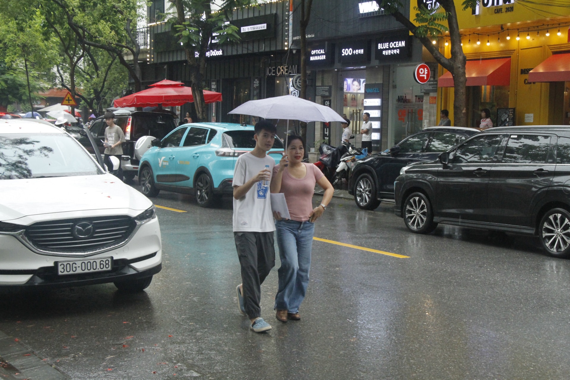 nhieu thi sinh va phu huynh ap luc sau buoi thi mon toan cua ky thi lop 10 cong lap ha noi hinh 6
