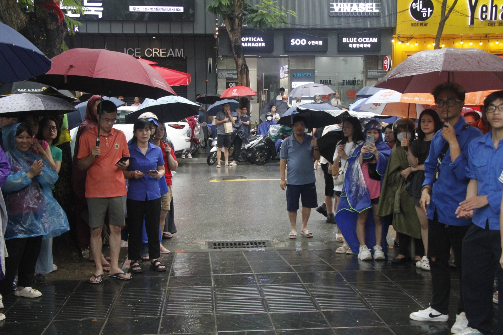 nhieu thi sinh va phu huynh ap luc sau buoi thi mon toan cua ky thi lop 10 cong lap ha noi hinh 8