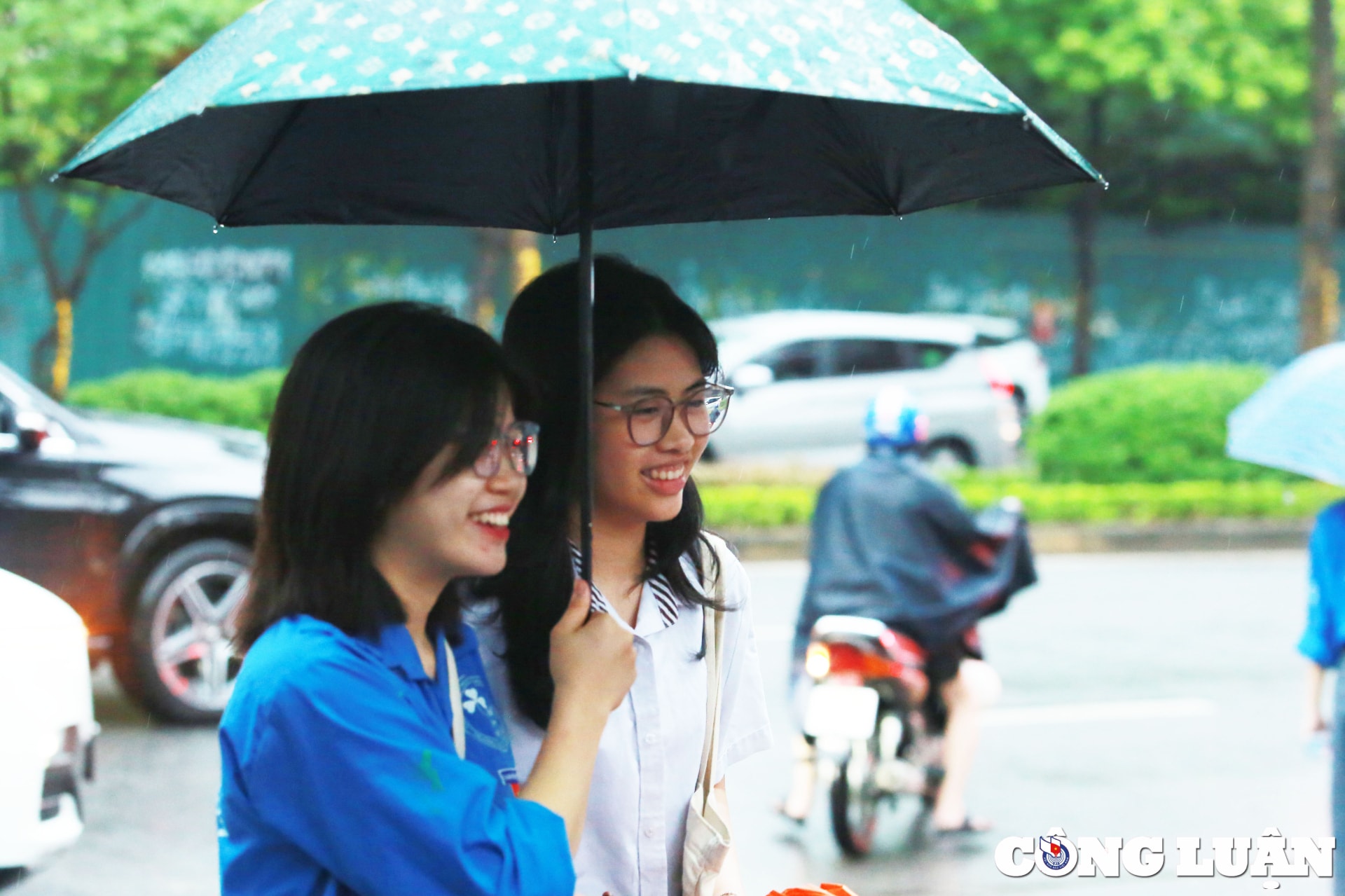 phu huynh doi mua dua con di thi mon cuoi cua ky thi lop 10 cong lap ha noi hinh 7