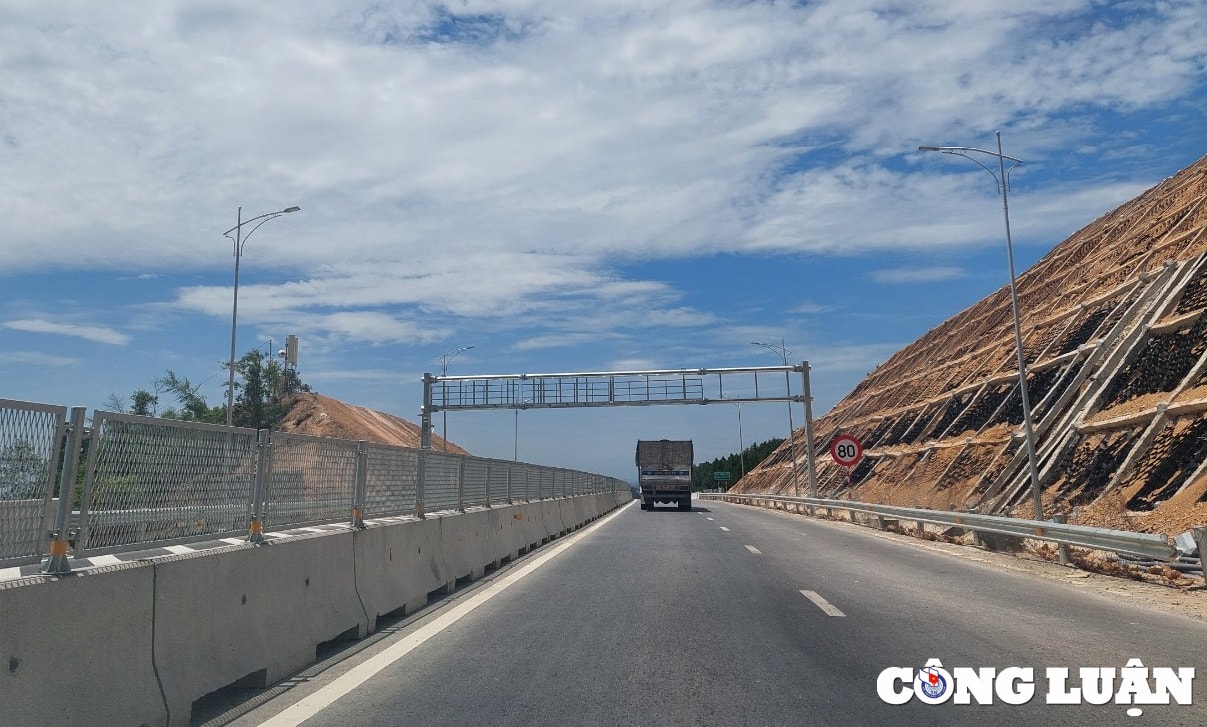 gap rut thi cong cao toc dien chau bai vot de thong xe vao ngay 30 6 hinh 5