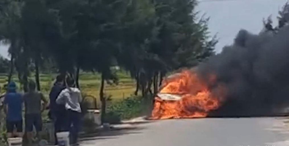 o to 7 cho bat ngo boc chay ngun ngut giua trua nang o nam dinh hinh 1