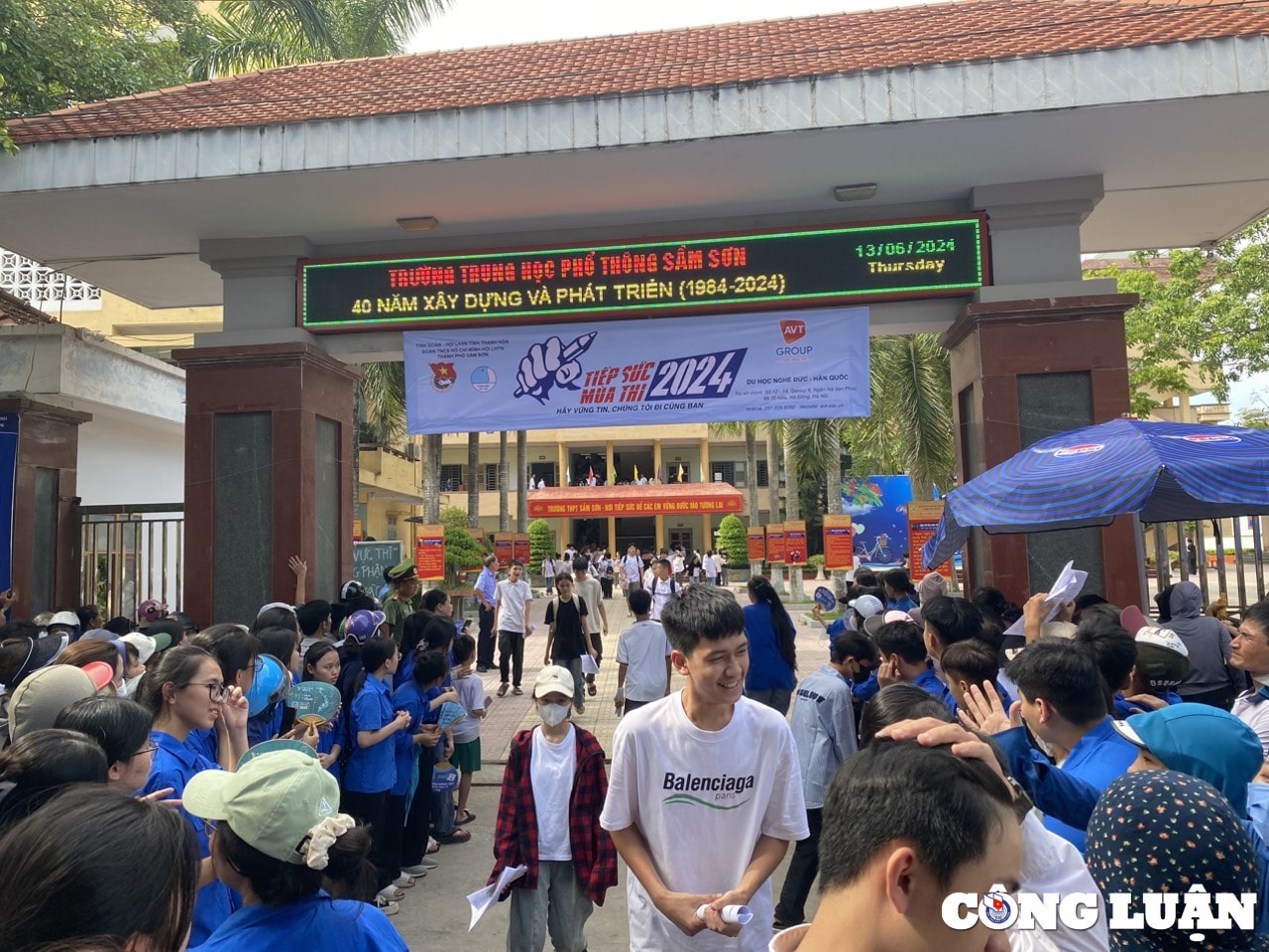 thi sinh vui ve roi khoi phong thi mon tieng anh hinh 1
