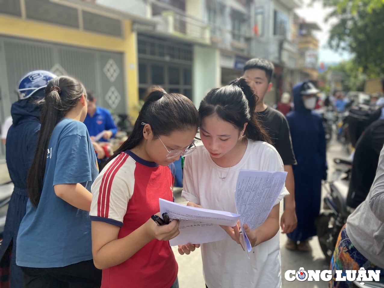 thi sinh vui ve roi khoi phong thi mon tieng anh hinh 2