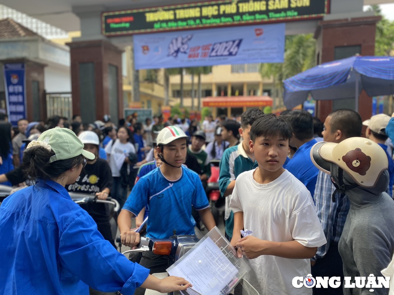 thi sinh vui ve roi khoi phong thi mon tieng anh hinh 3