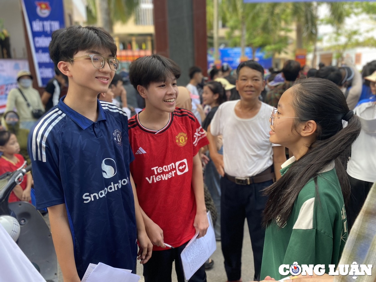 thi sinh vui ve roi khoi phong thi mon tieng anh hinh 4