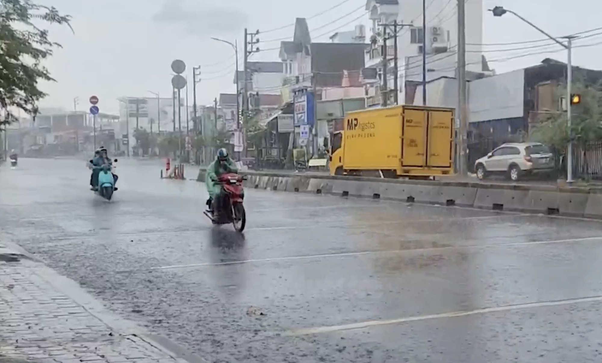 tp hcm mua dai dang trang troi bat ngo xuat hien mua da hinh 2