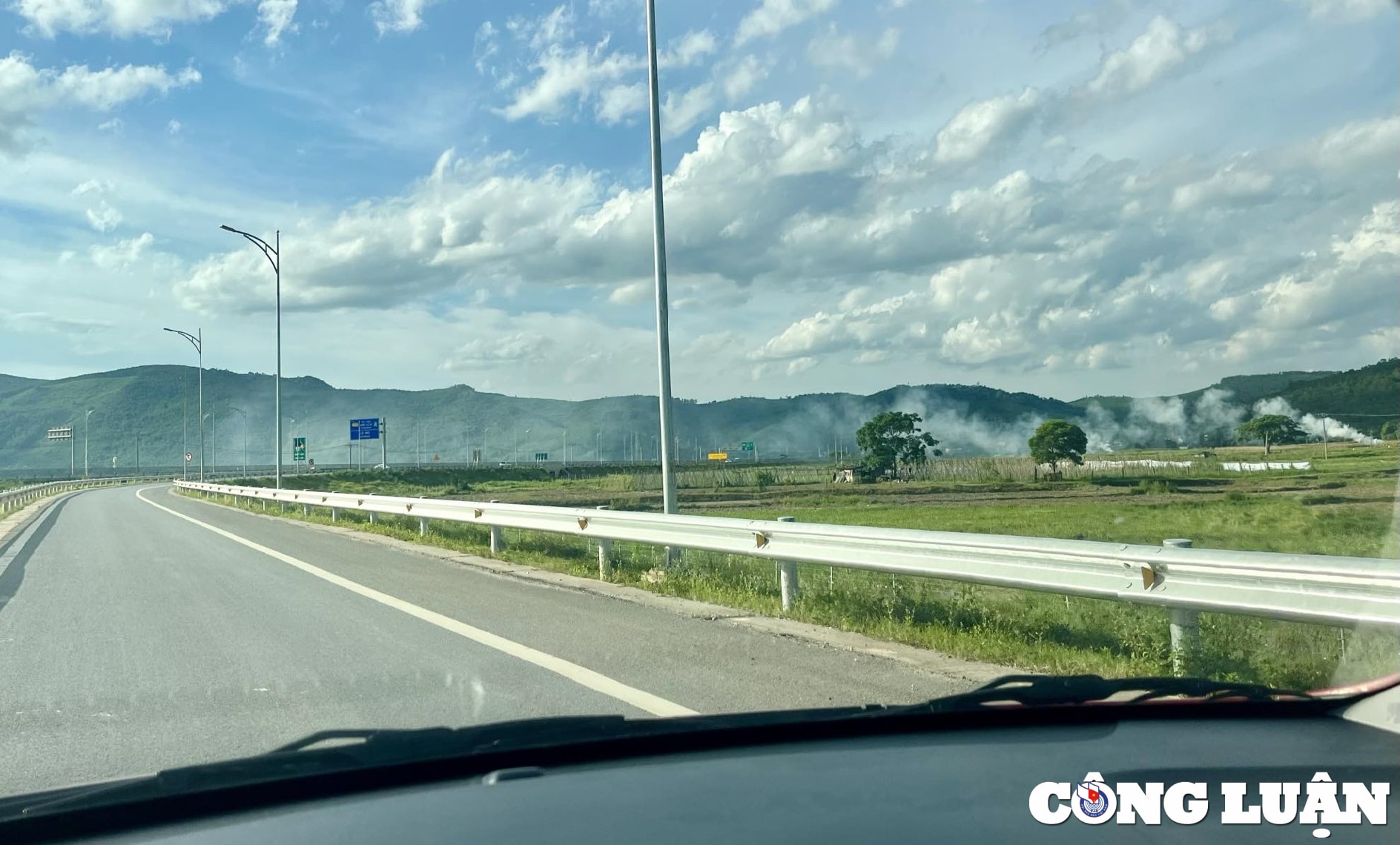 tiem an nguy co tai nan giao thong khi nguoi dan dot rom ra gan duong cao toc hinh 1