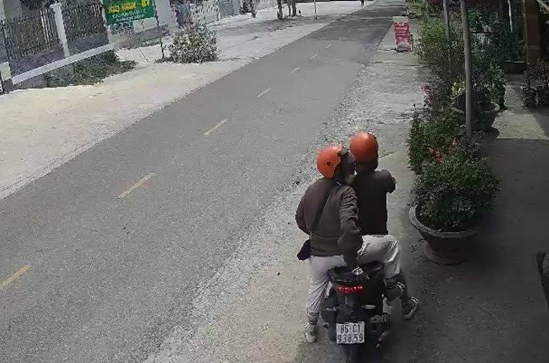 truy to cap doi chuyen mang tien gia di doi o cac tiem tap hoa hinh 1