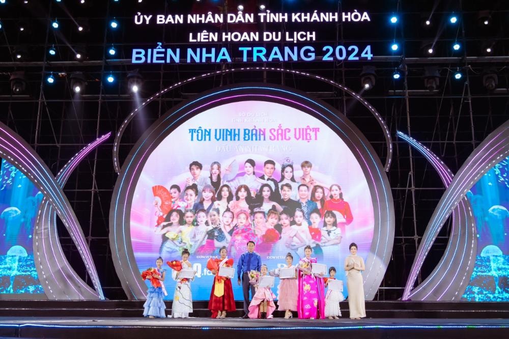 man nhan voi dem nghe thuat dac biet ton vinh ban sac viet  dau an nha trang hinh 9
