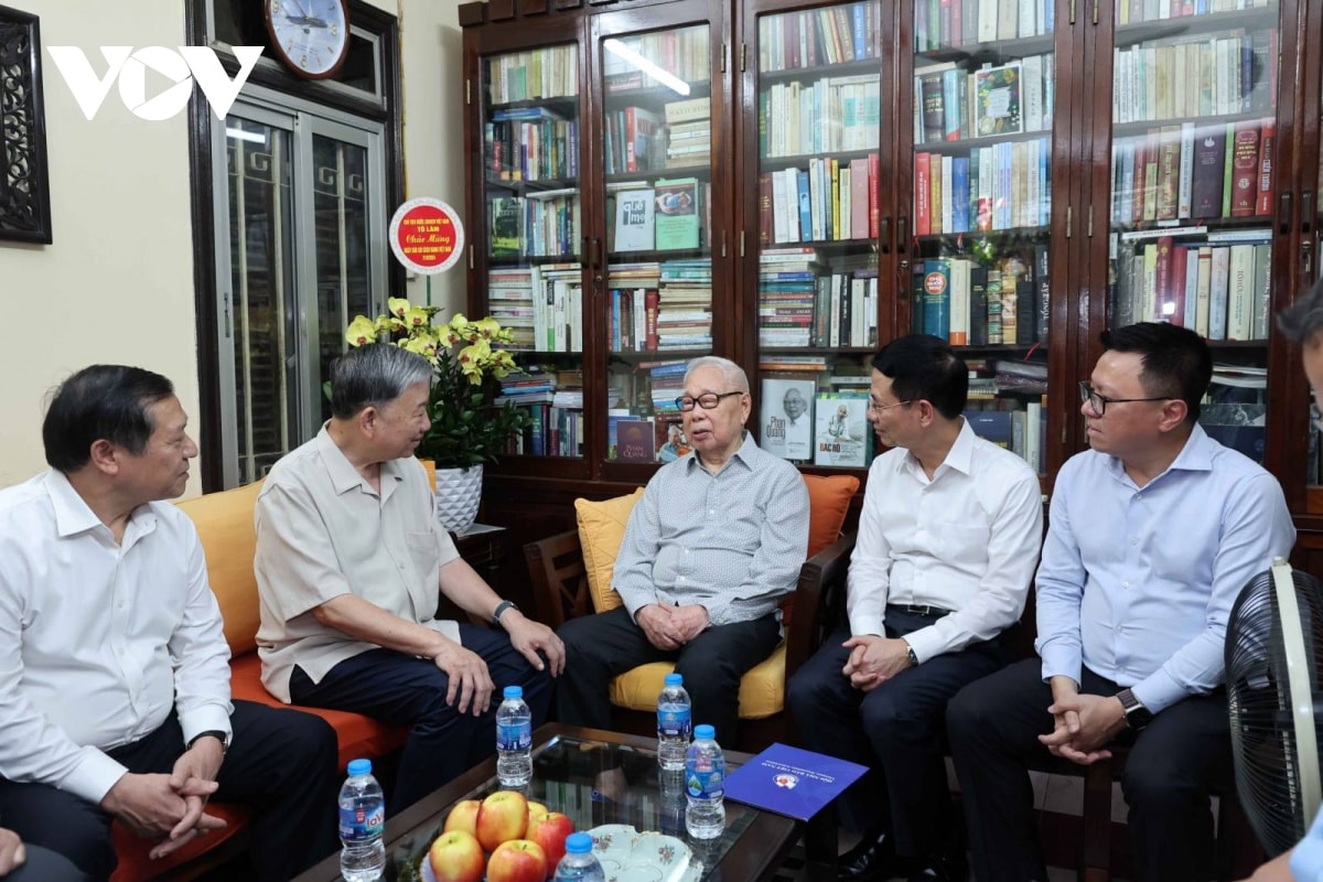 chu tich nuoc to lam tham va chuc mung cac nha bao lao thanh hinh 2