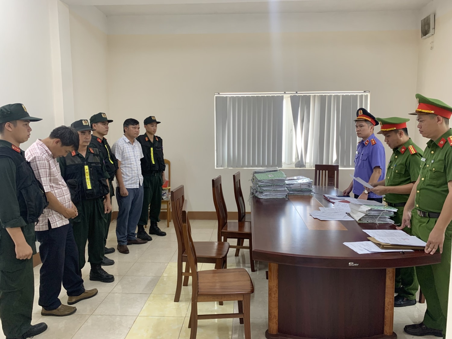 quang tri bat 4 can bo huyen huong hoa vi pham phap luat lien quan dat dai hinh 1