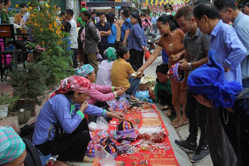 bao ton van hoa dan toc thieu so trong cho phien cao bang hinh 1