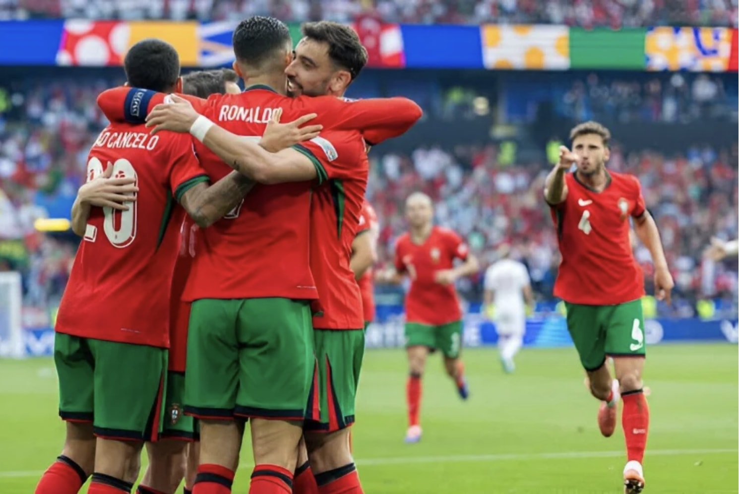 ronalo kien tao thanh ban bo dao nha gianh ve vao vong 1 8 euro 2024 hinh 1