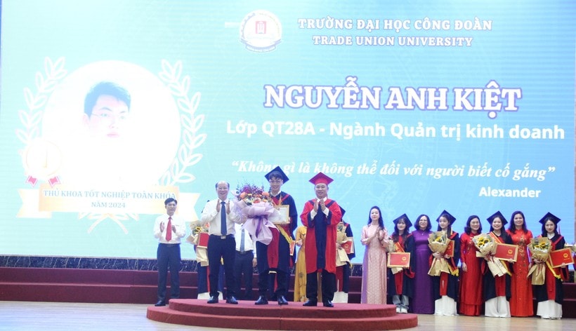 truong dai hoc cong doan trao bang tot nghiep cho hon 1700 sinh vien hinh 1
