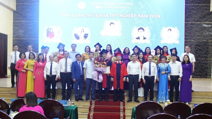 truong dai hoc cong doan trao bang tot nghiep cho hon 1700 sinh vien hinh 2