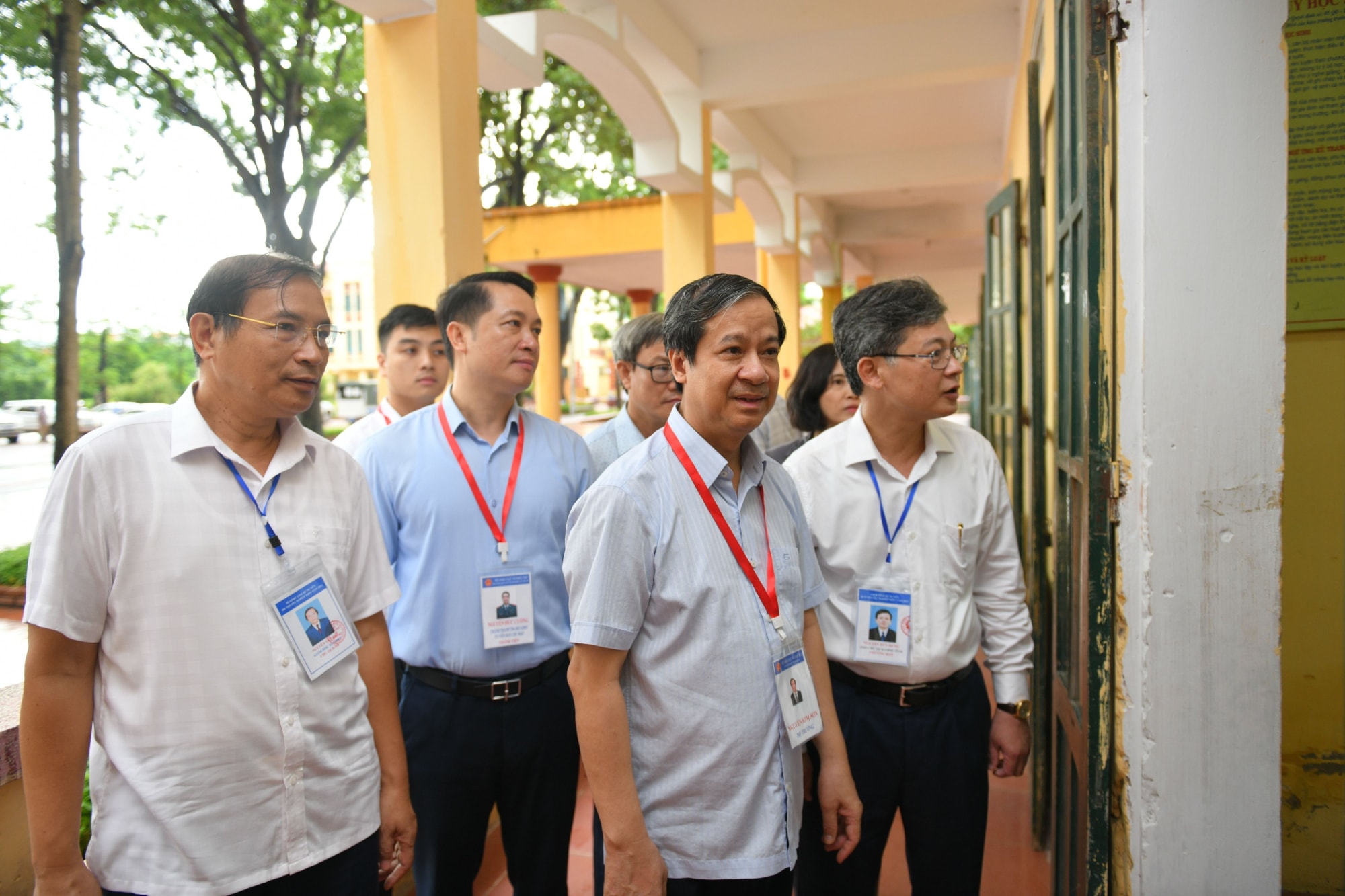 bo truong nguyen kim son se di kiem tra thi tot nghiep tai tinh nao hinh 1
