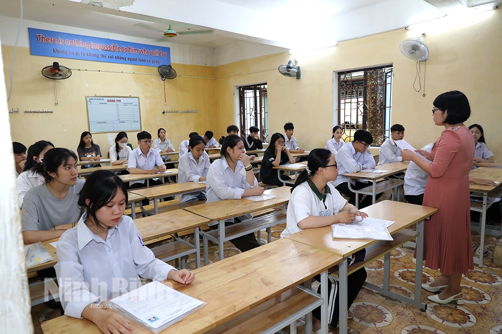 9946 thi sinh tai ninh binh den lam thu tuc du thi tot nghiep thpt nam 2024 hinh 1