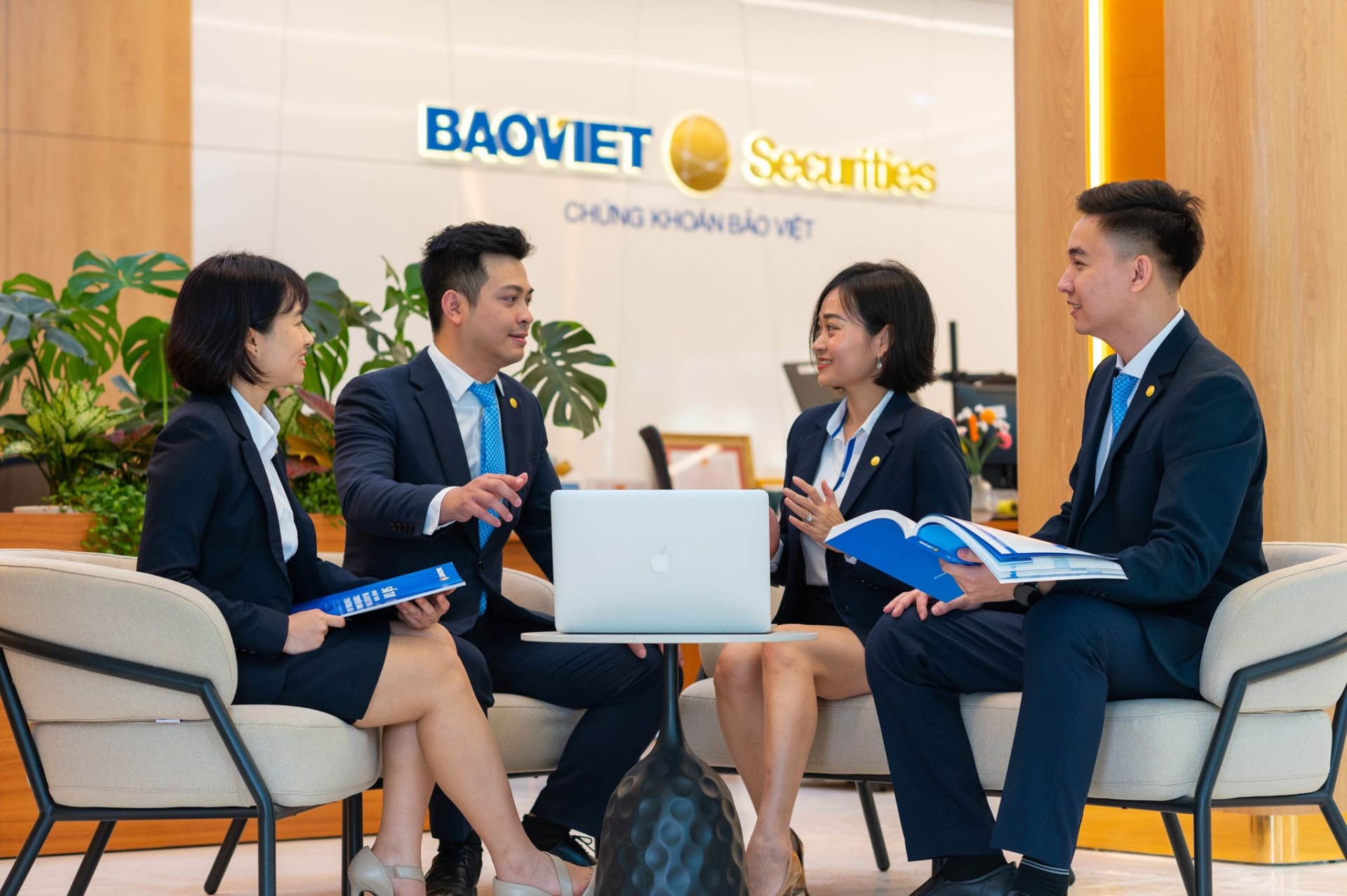 bao viet doanh nghiep bao hiem duy nhat 12 nam lien tiep duoc vinh danh danh sach 50 cong ty niem yet tot nhat viet nam hinh 2